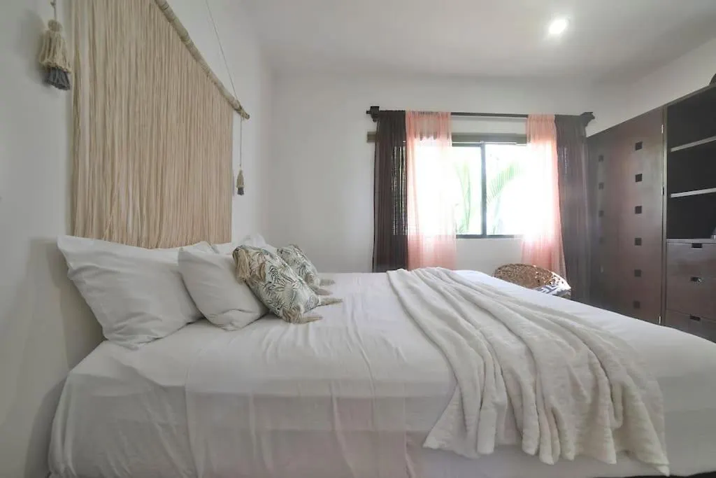 Lovely 2 Bdrm Condo In Gated Community & Pool View Playa del Carmen