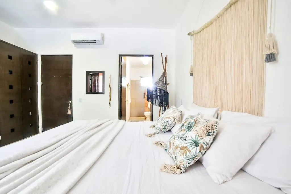 Lovely 2 Bdrm Condo In Gated Community & Pool View Playa del Carmen